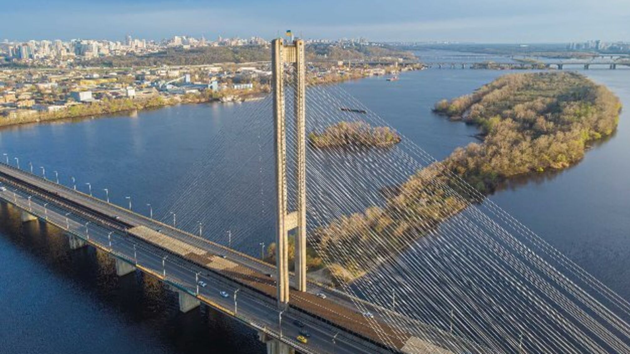 В Киеве полностью перекрыли движение по Южному мосту: что известно