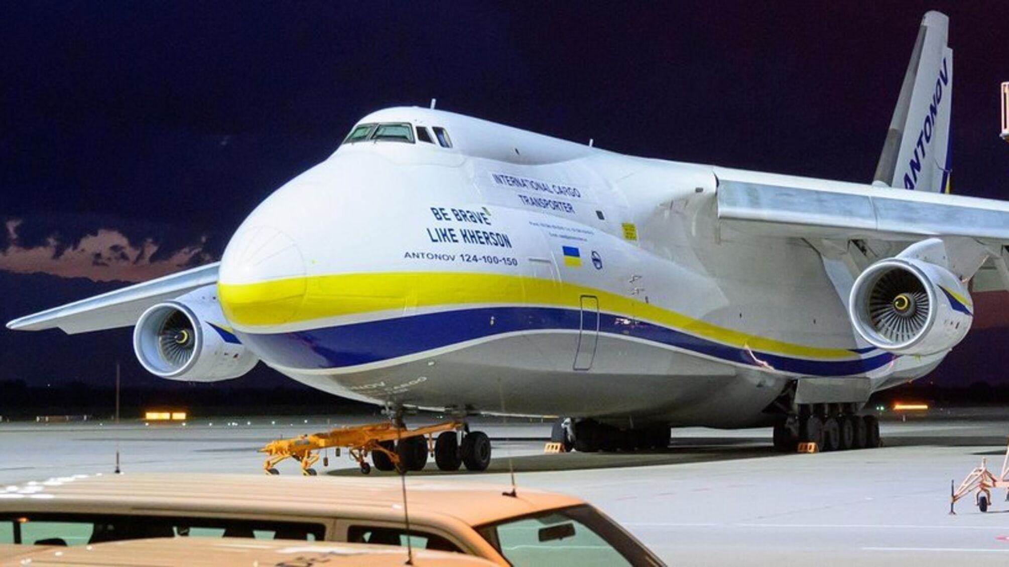 Украинский Ан-124 'Руслан' загорелся во время посадки в Японии