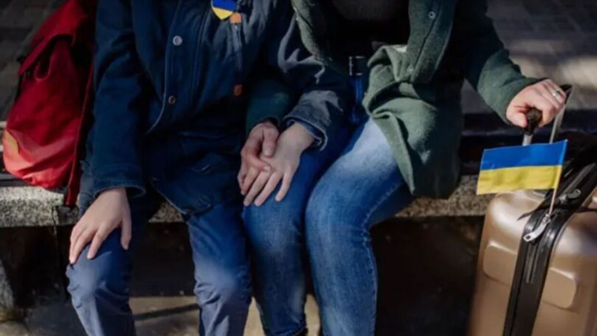 Дитині виповнюється 18 років за кордоном: що буде з виплатами та тимчасовим захистом