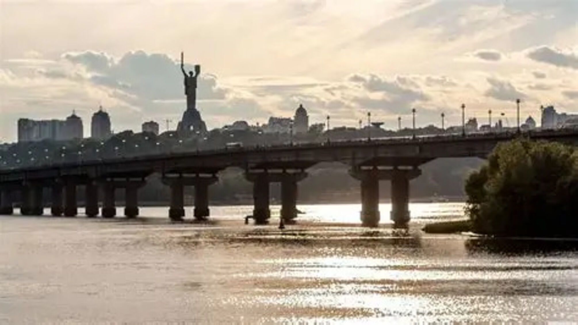 Південний міст перекритий, частина зеленої гілки не працює: що відбувається з транспортом у Києві