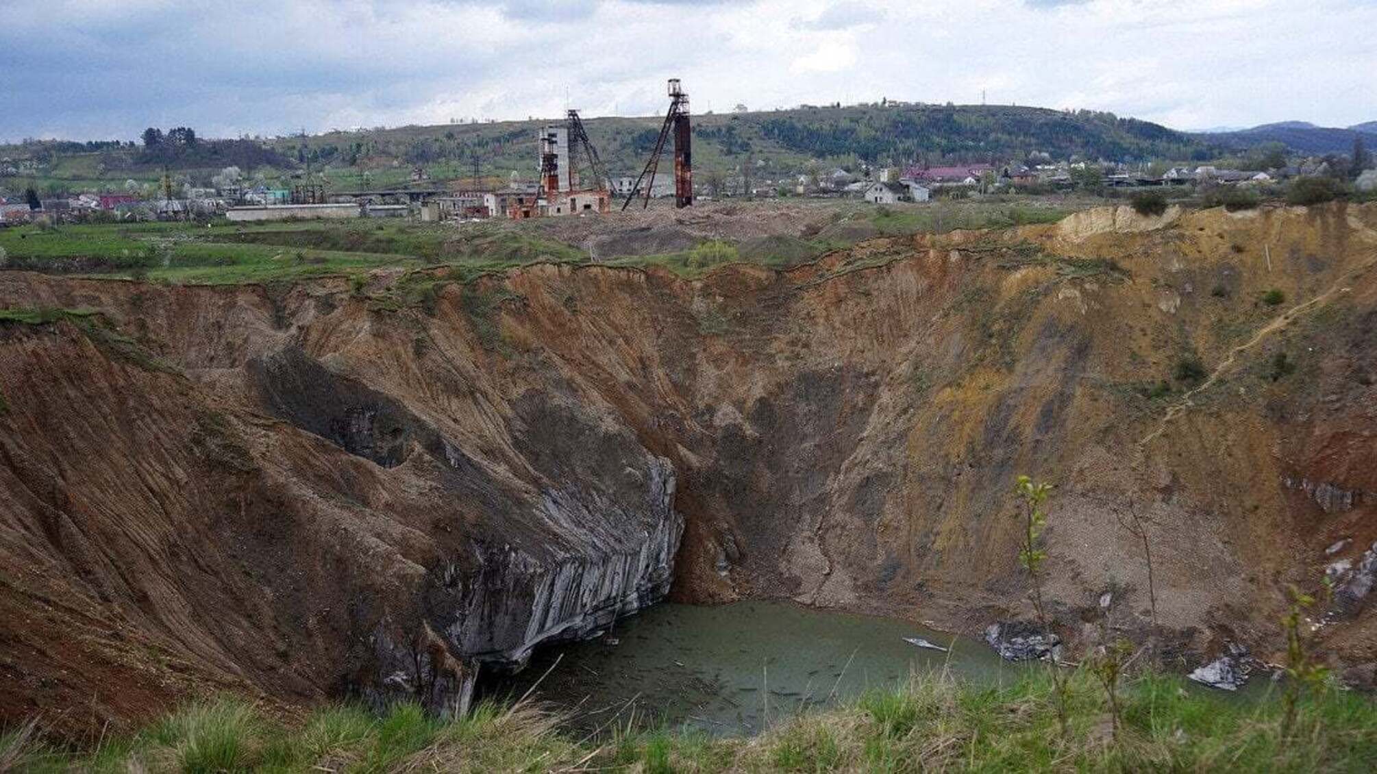 Пропасть в Солотвине превысила 350 метров: на Закарпатье зафиксировали более 3 тысяч оползней