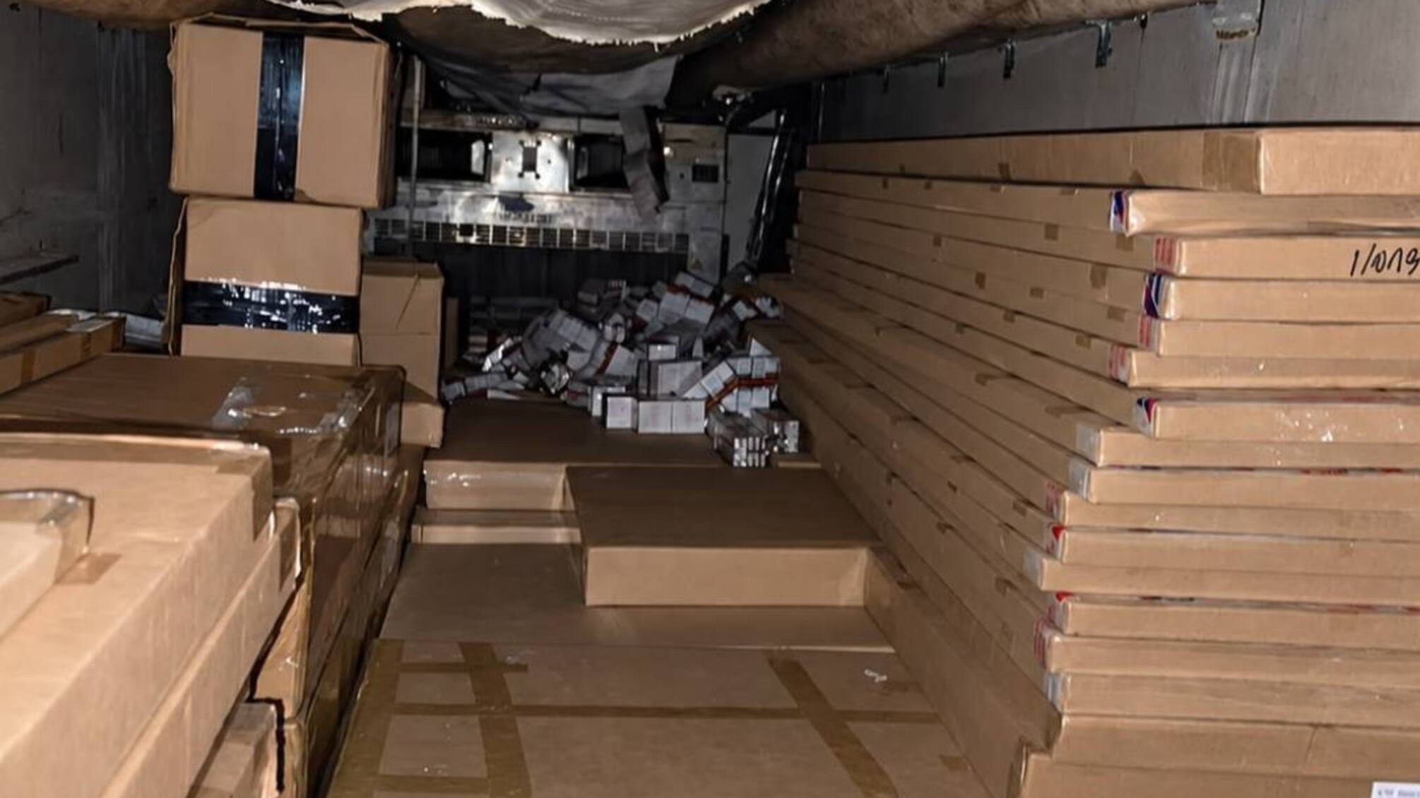 51 тисяча пачок сигарет у фурі з меблями: на Вінниччині викрили контрабанду до Молдови