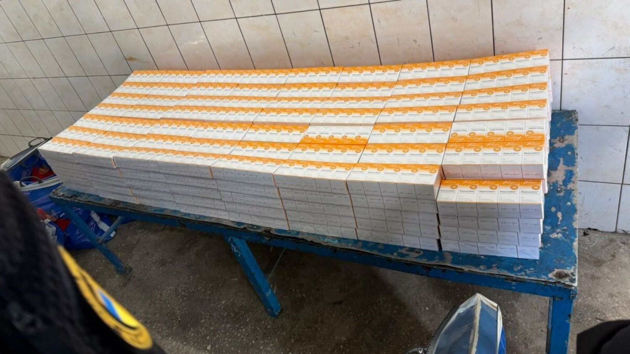 На Буковині в авто з Румунії сховали 1400 упаковок вітамінів на 1,4 млн грн