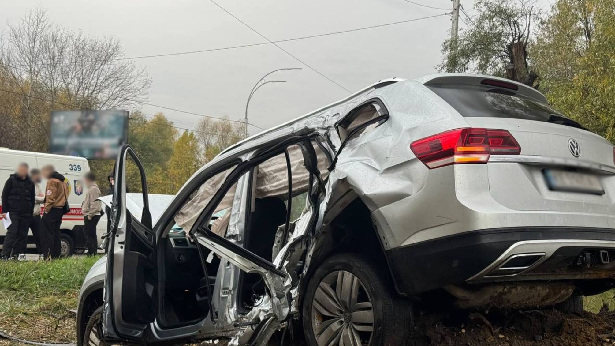 Смертельное ДТП в Киеве: Volkswagen врезался в электросопротивление, погиб 20-летний пассажир