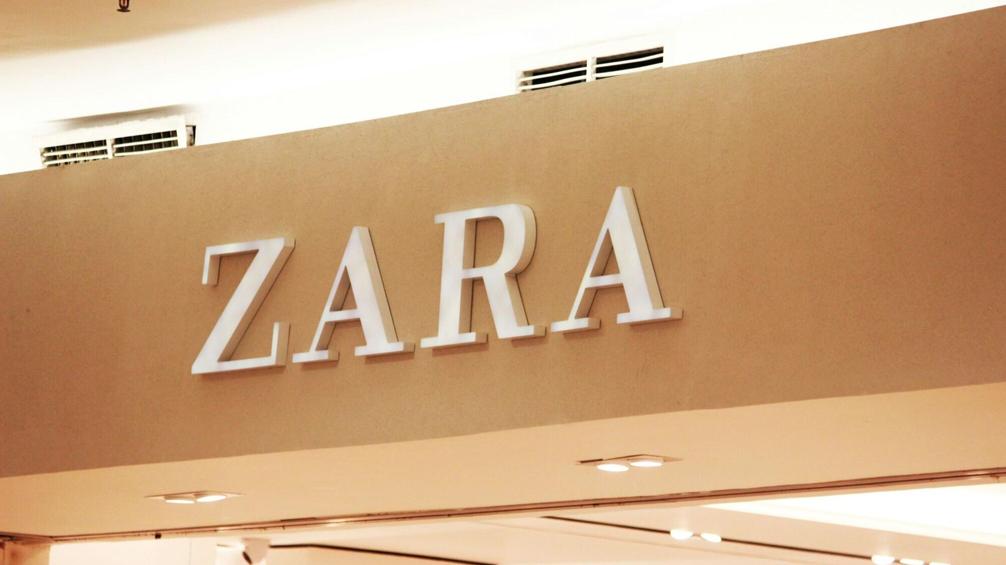 Zara потрапила у скандал: покупці побачили у дитячому костюмі схожість із формою в’язнів 