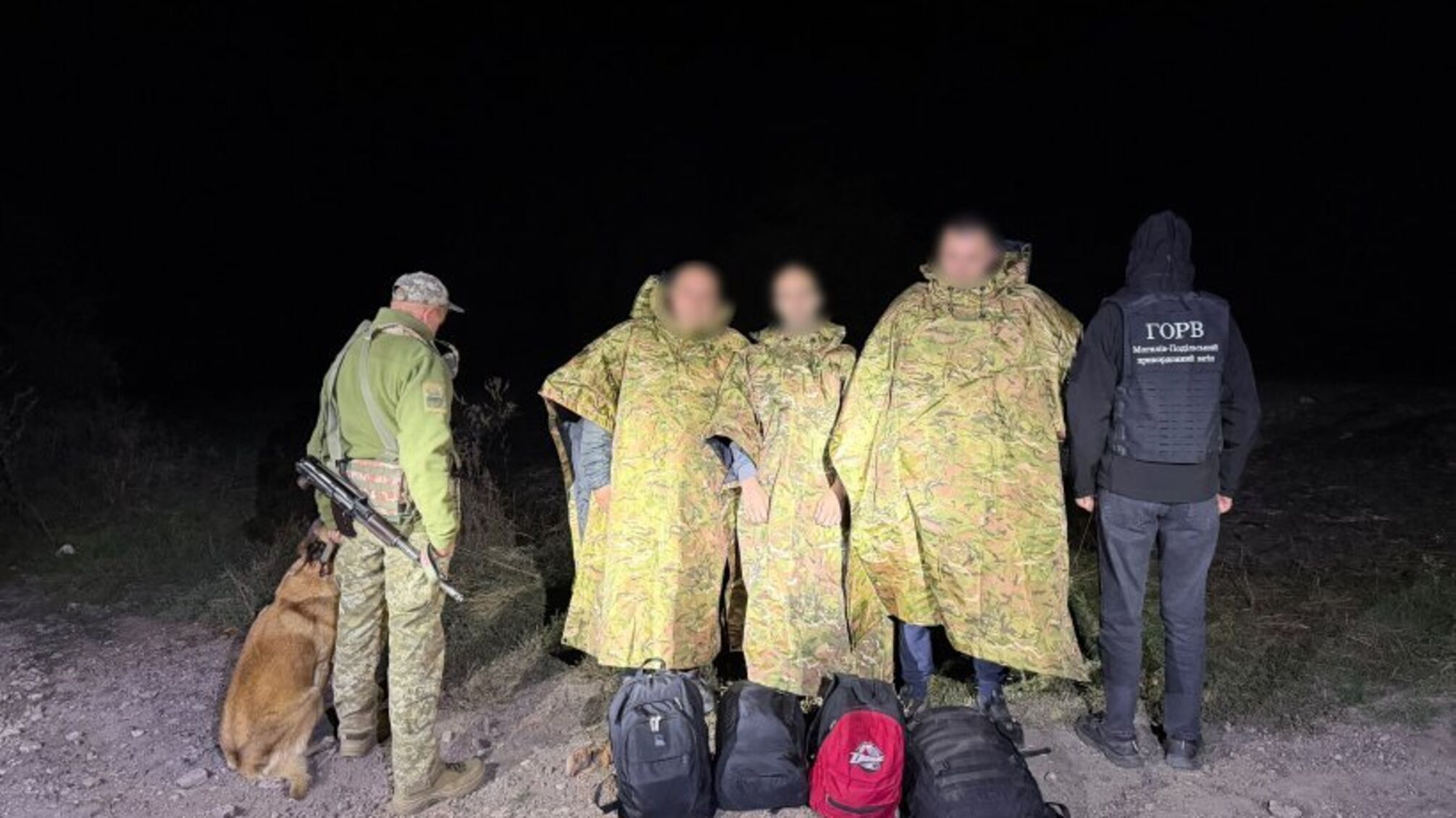 В маскировочных плащах и в обход блокпостов: трое дончан пробирались в Молдову (видео)