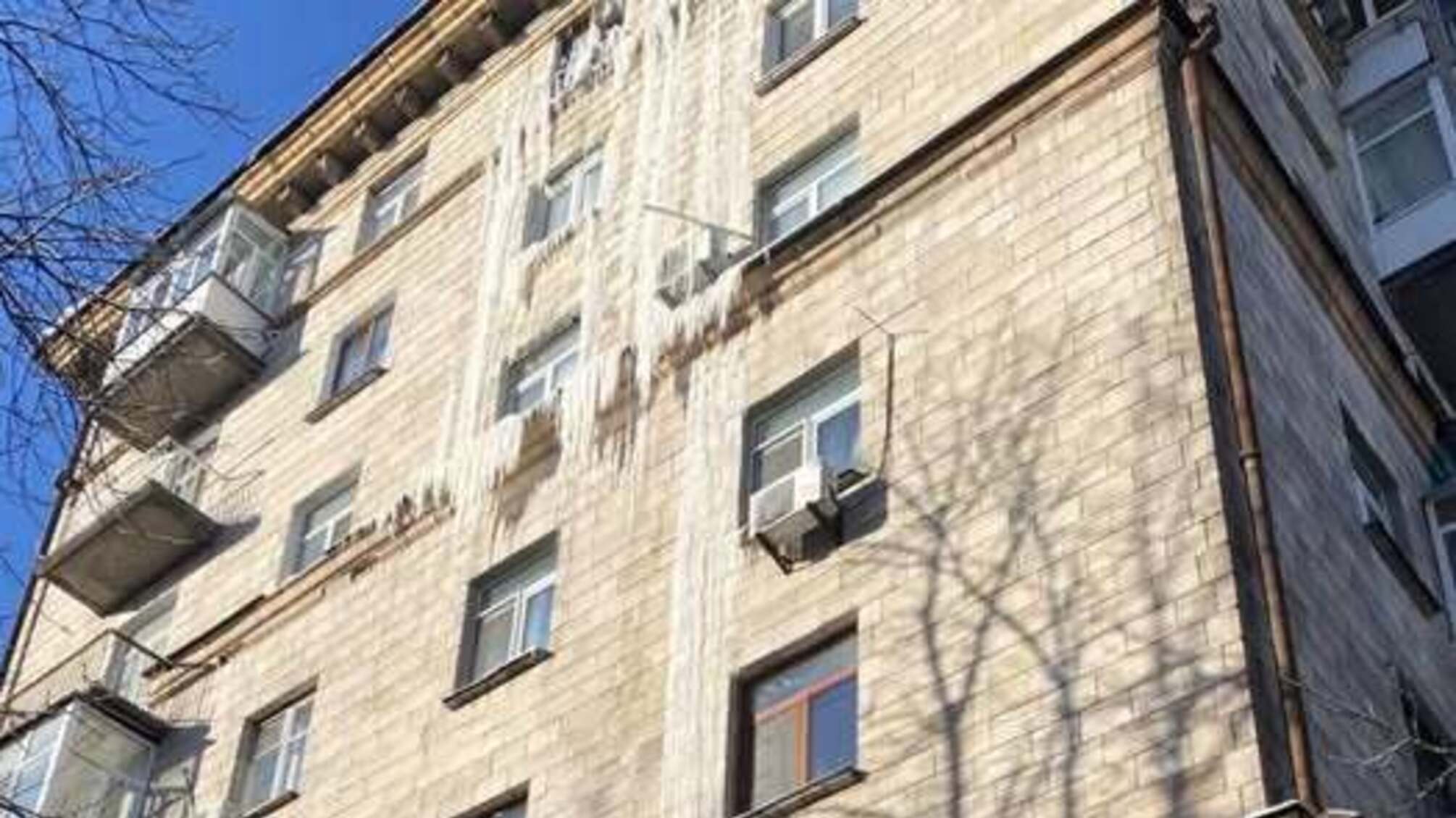 'Трубы рвутся, стены в сосульках': дом на Берестейском уже 2 недели без отопления