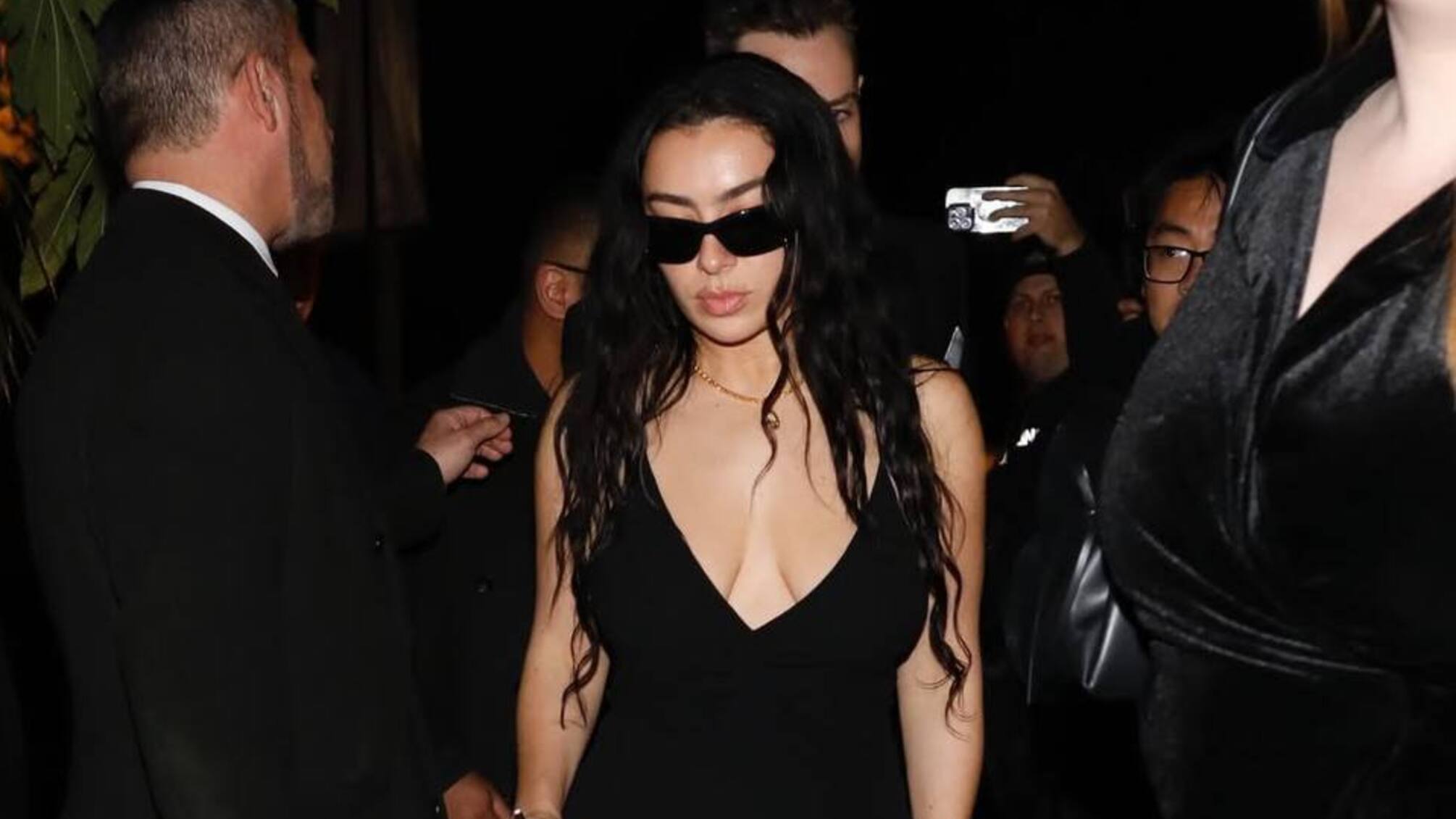 Charli XCX відвідала прем’єру фільму «Буремний перевал» у сукні українського дизайнера