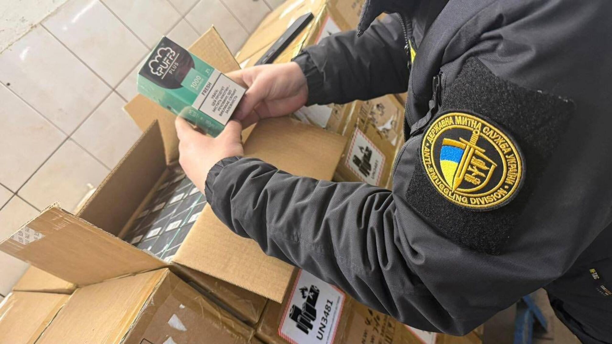 Контрабанда на 5 мільйонів: на Буковині митники перехопили масштабну партію вейпів з Європи