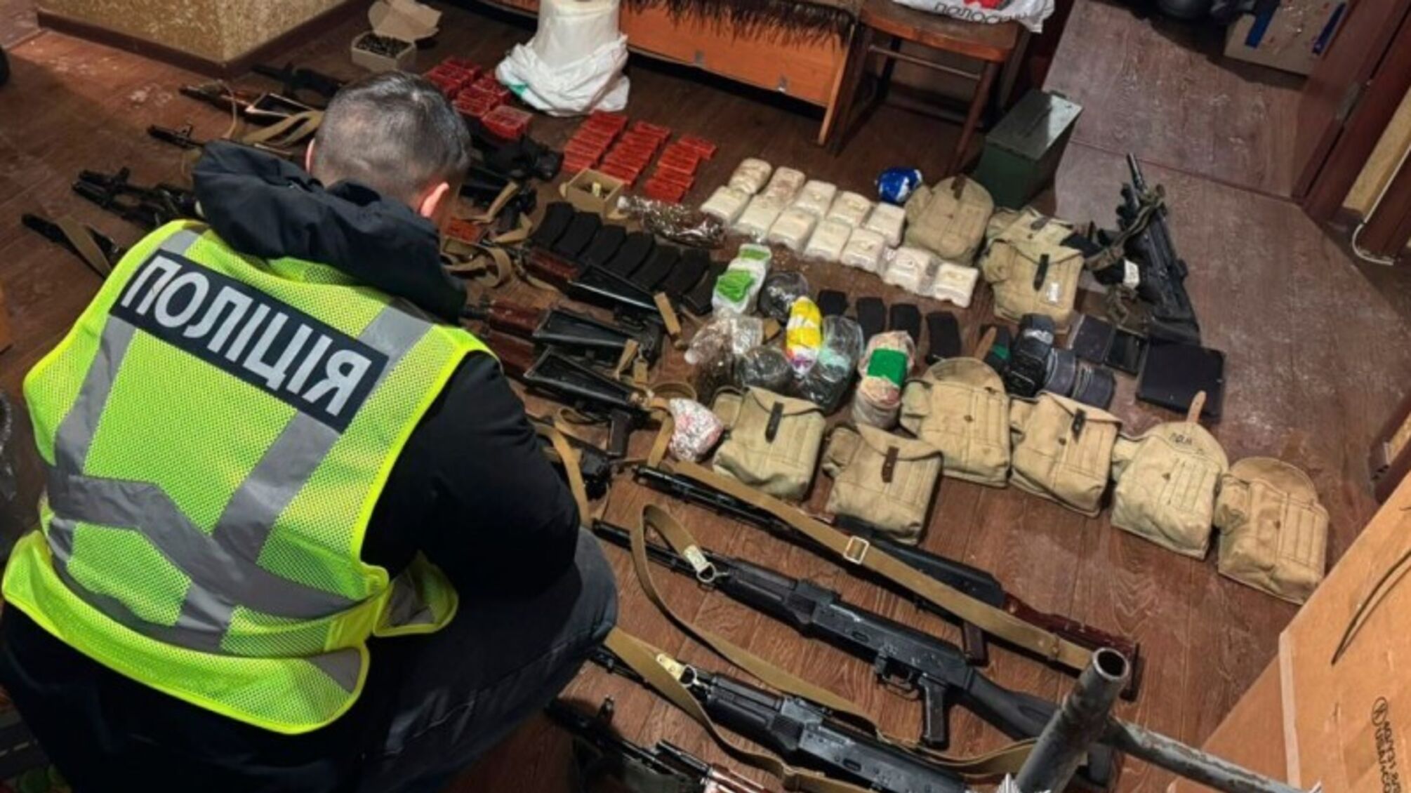Понад 150 кг вибухівки та 16 автоматів: на Полтавщині затримали торговця зброєю