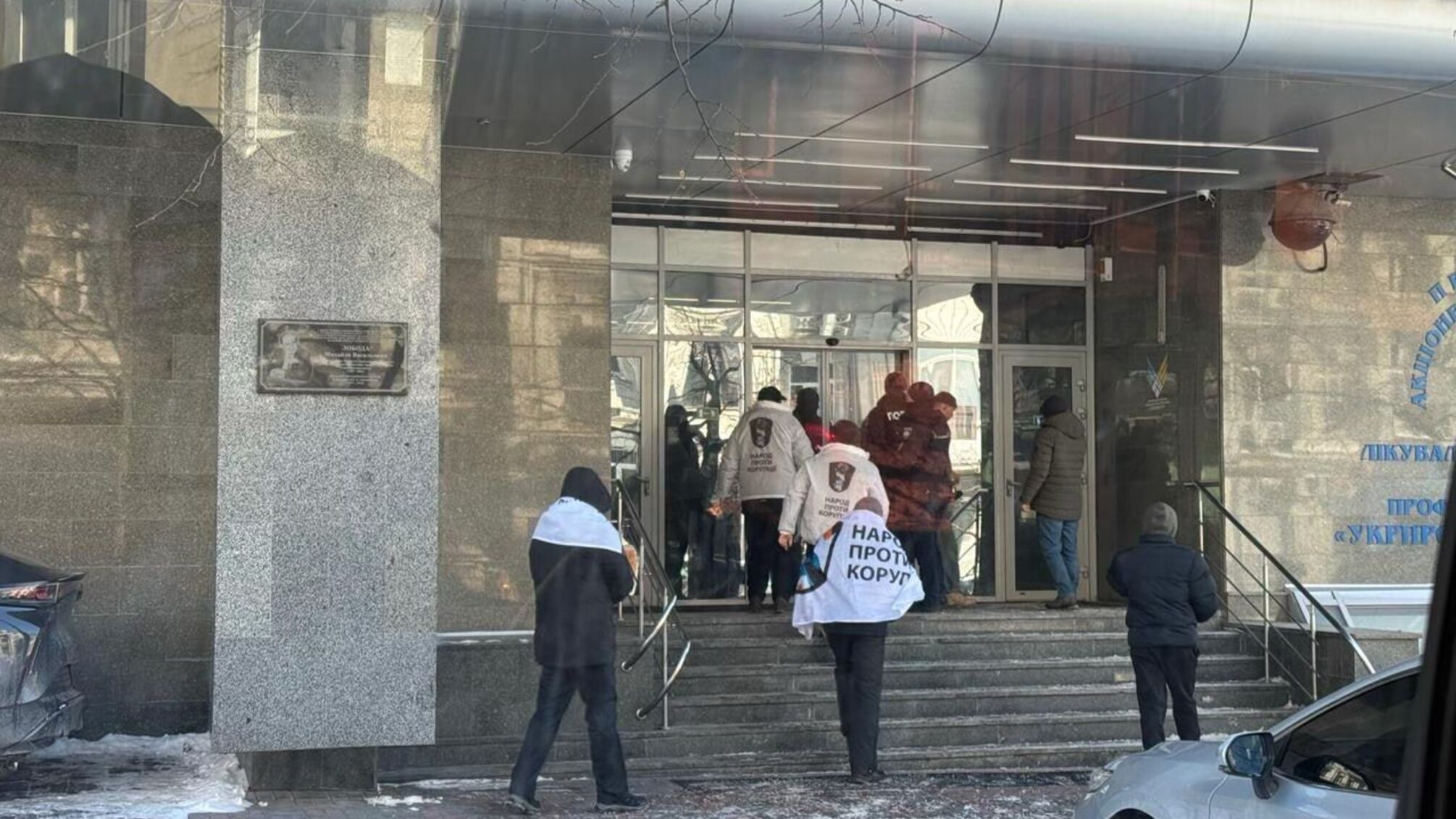 Аферисти під дахом 'Укрпрофоздоровниці'? У будівлі установи викрили шахрайський кол-центр на три поверхи