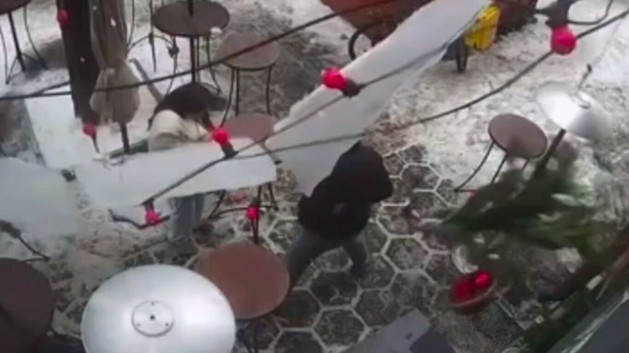 У Луцьку снігова брила ледь не вбила клієнтів ресторану