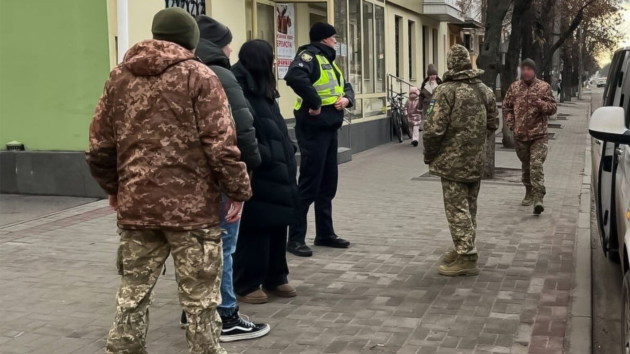 В ТЦК объяснили, почему работники скрывают лицо во время проверок