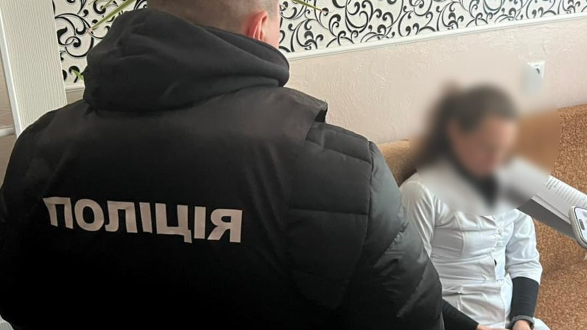 Киевлянка на две недели оставила тяжело больного сына без присмотра и еды