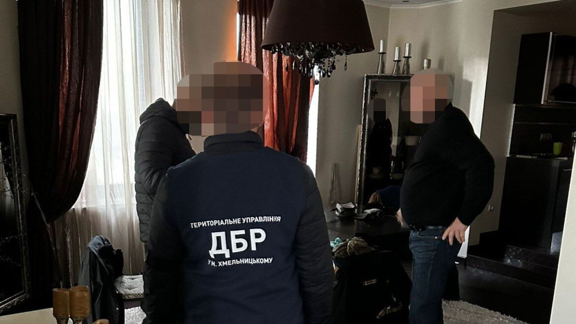 Чиновник миграционной службы в Хмельницкой области скрыл имущество более чем на 30 млн грн