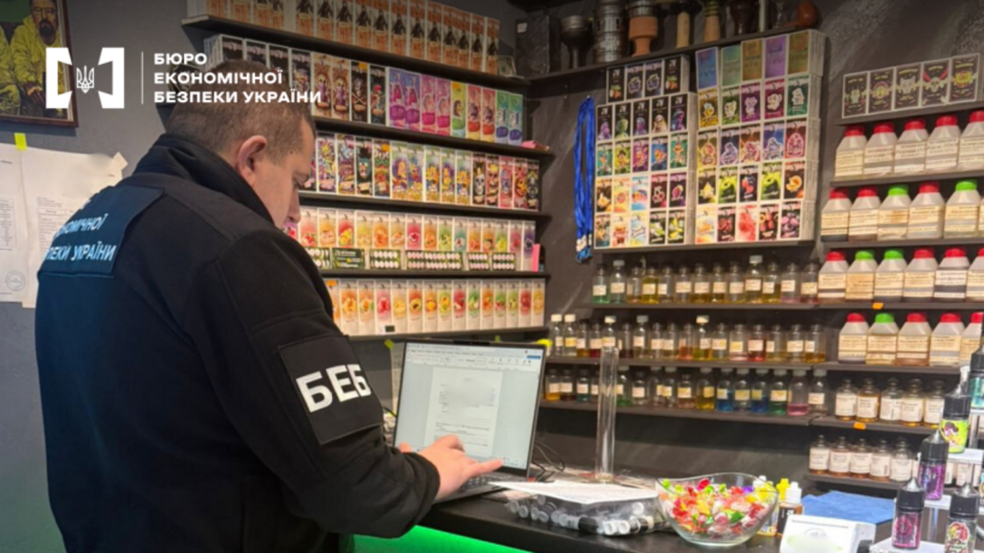 БЕБ у Вінницькій області ліквідувало мережу незаконного продажу рідин для вейпів на 1,5 млн грн
