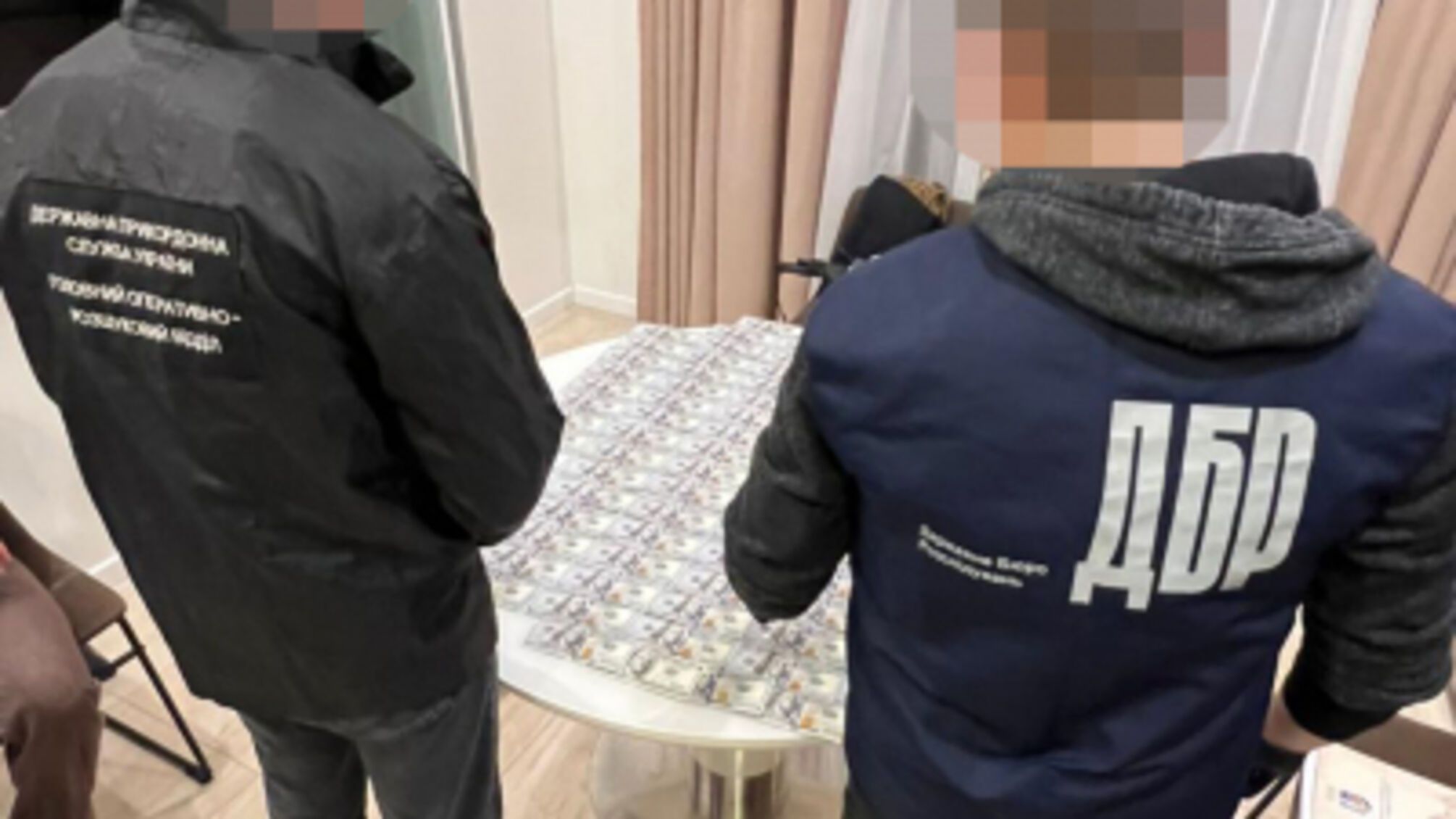 На Львівщині викрили схему виїзду чоловіків за паспортами померлих
