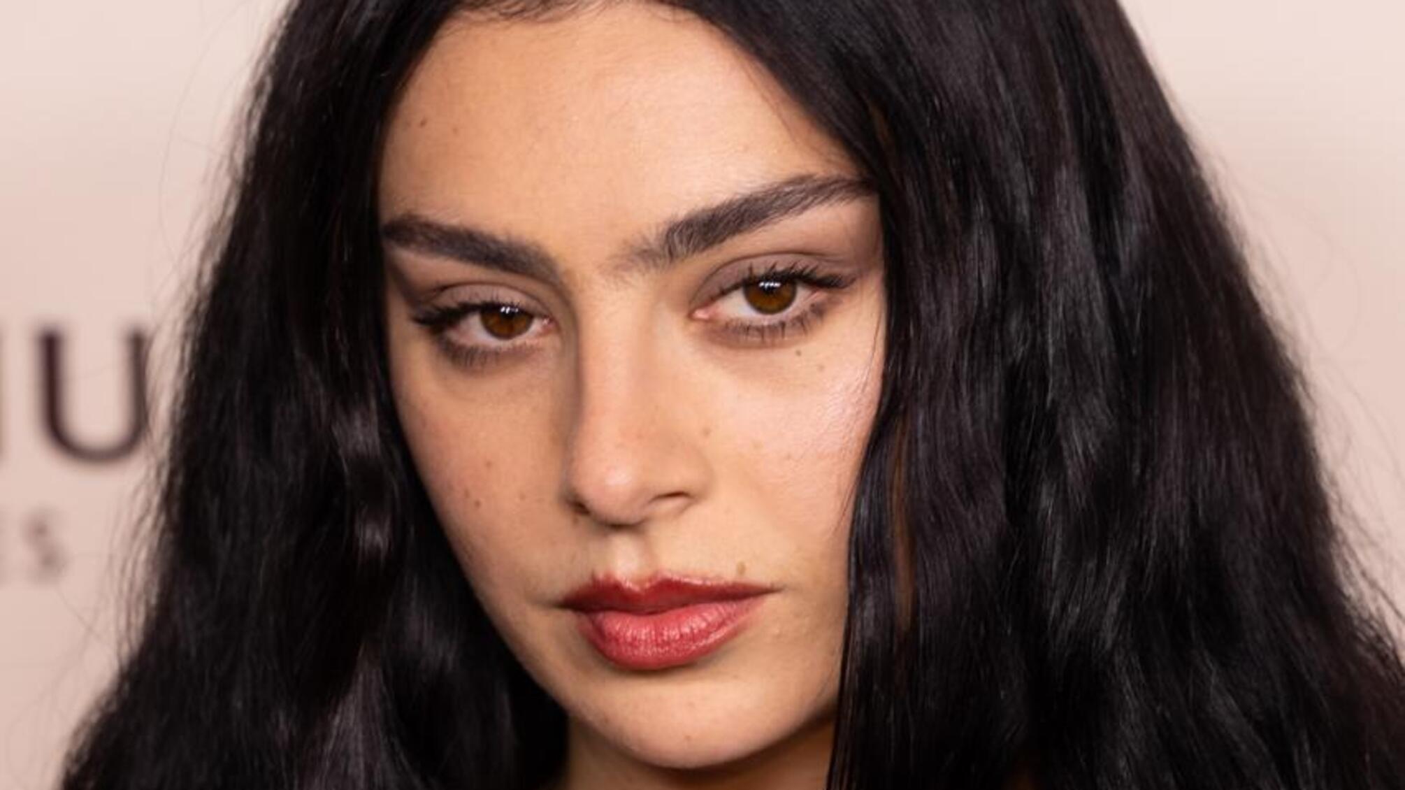 Певица Charli XCX попала на афтепати в Берлине, которое устроила россиянка: певица заявила о солидарности с Украиной