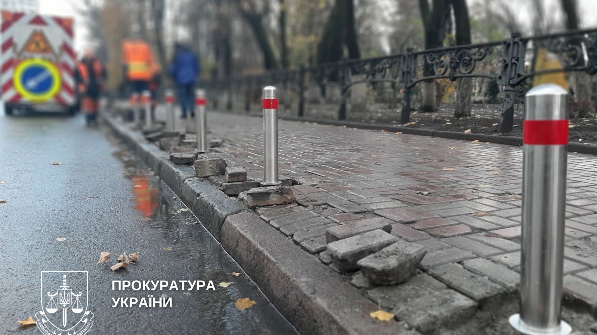 Начальника КП будут судить за закупку некачественных антипарковочных столбиков на 1,4 млн грн