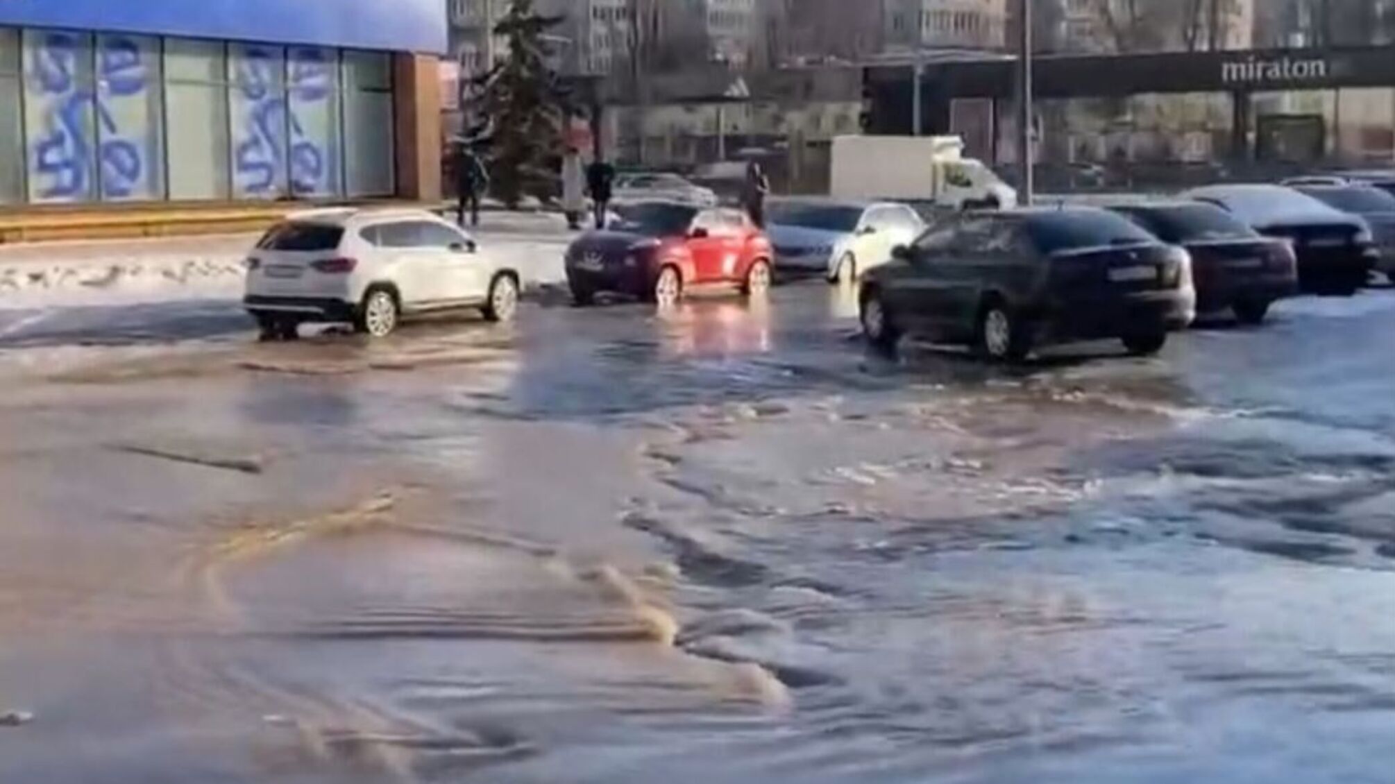 Авария на водопроводе в Киеве: улицы возле метро 'Политехнический институт' покрылись льдом