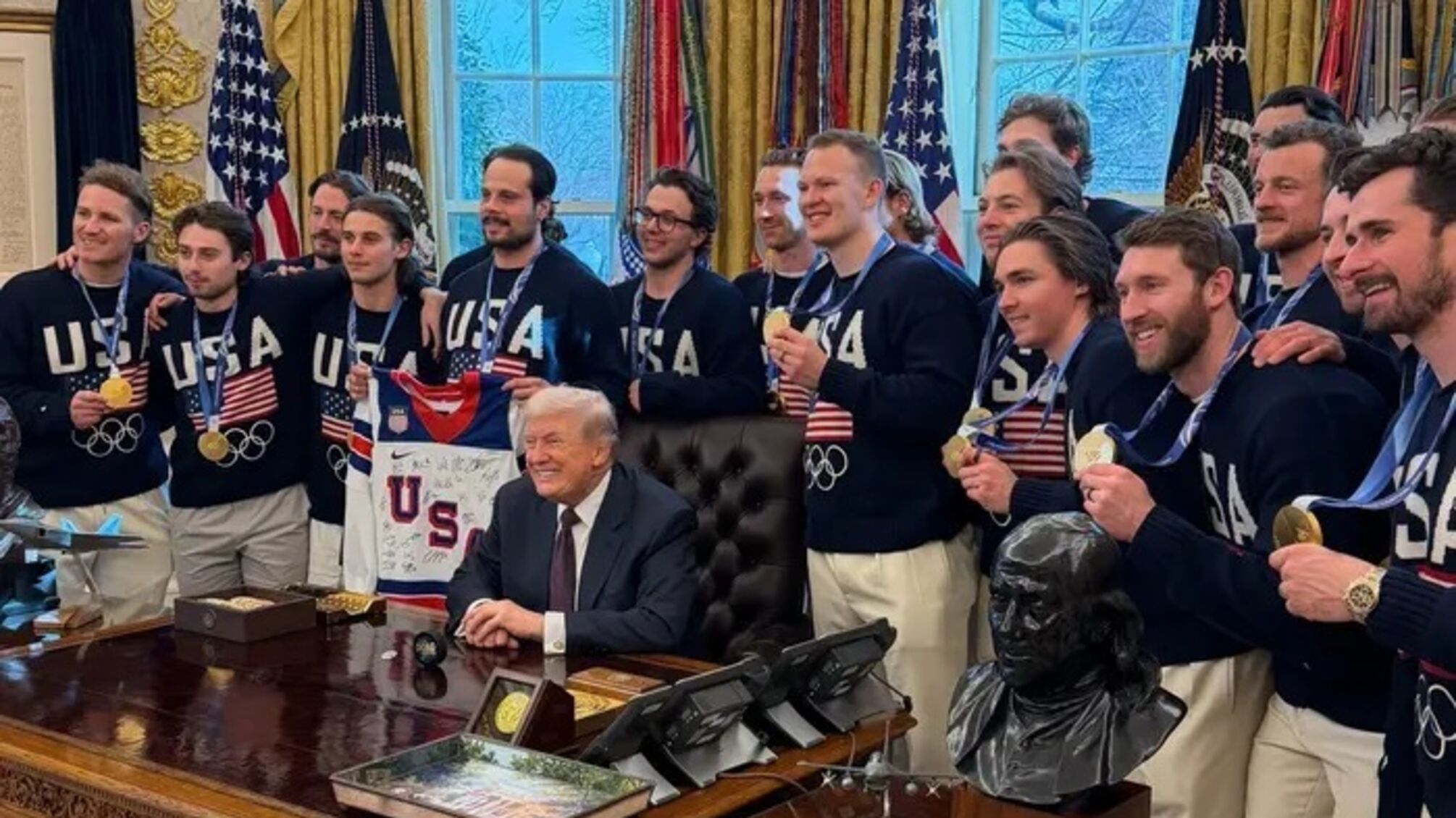 Трамп приміряв золоту медаль олімпійських чемпіонів і пожартував, що не поверне її