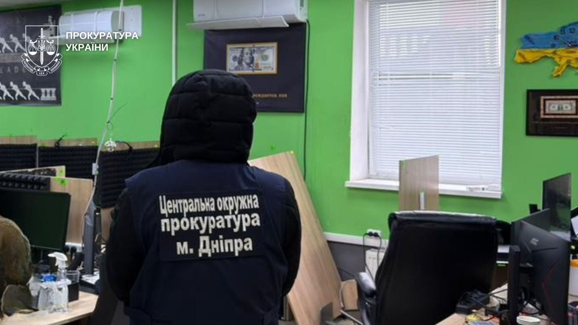 В Днепре ликвидировали масштабный мошеннический колл-центр: более 140 единиц техники изъято