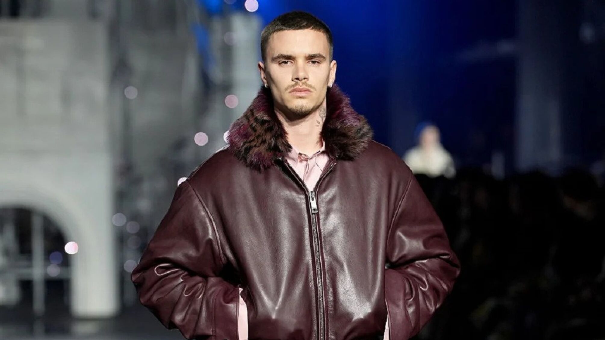 Сын Дэвида и Виктории Бекхэмов сменил спорт на моду и вышел на показ Burberry