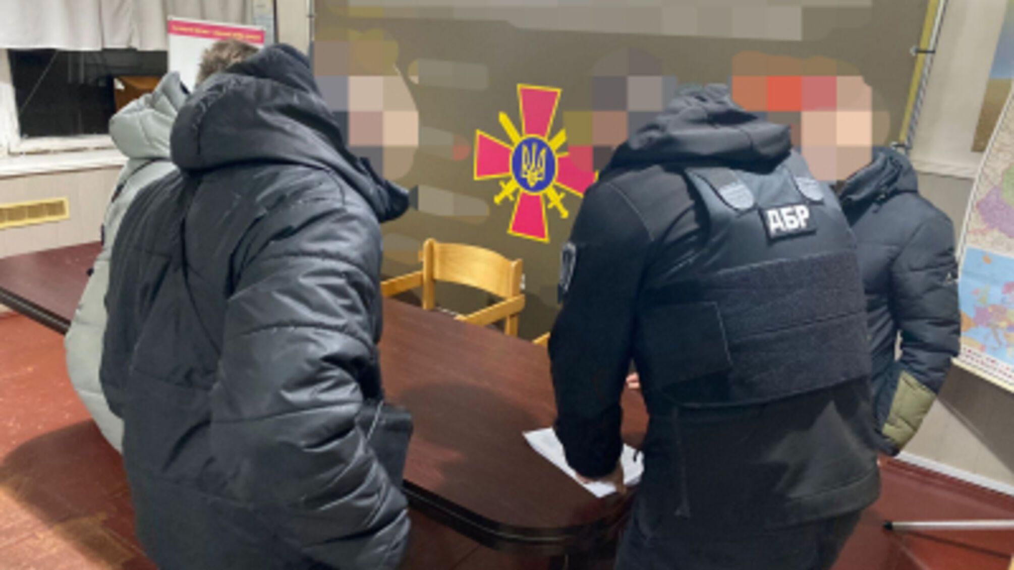 20 тисяч доларів за 'бронь' від мобілізації: у Кропивницькому ДБР затримало офіцера обласного ТЦК