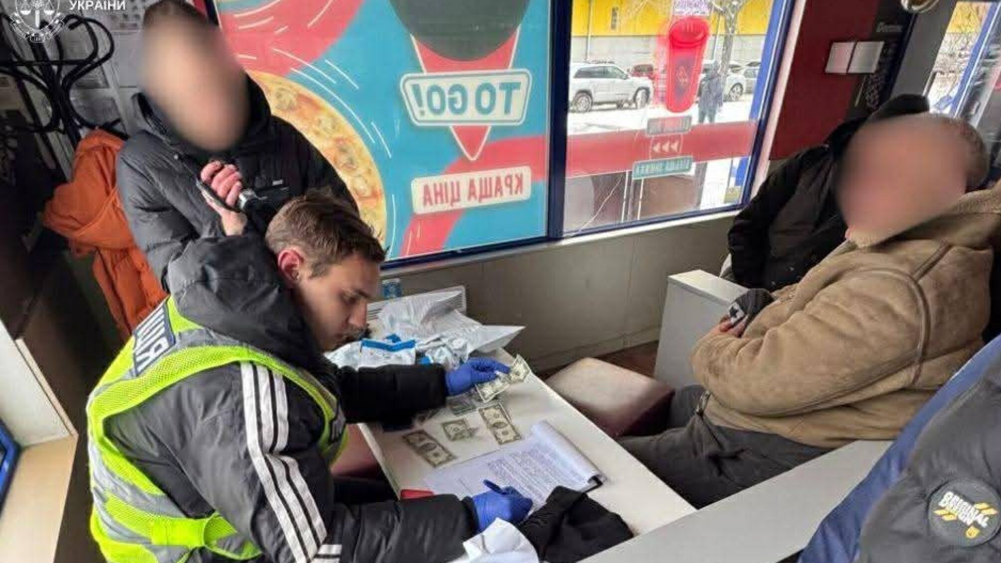 Обещал устроить боевым медиком за деньги