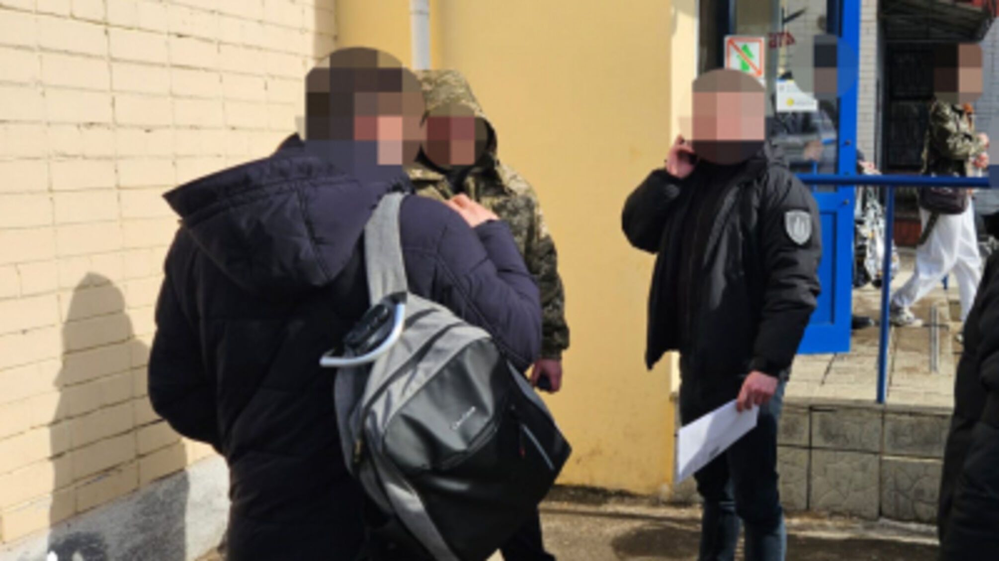 Чиновника ДМС и адвоката задержали за взятку