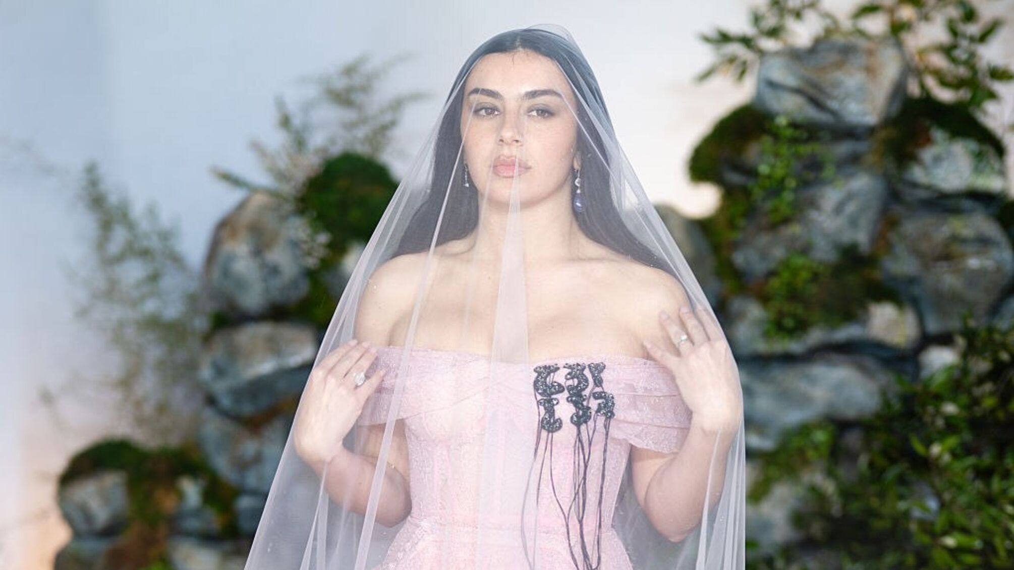 Альбом Charli XCX к 'Грозовому перевалу' возглавил чарт Billboard