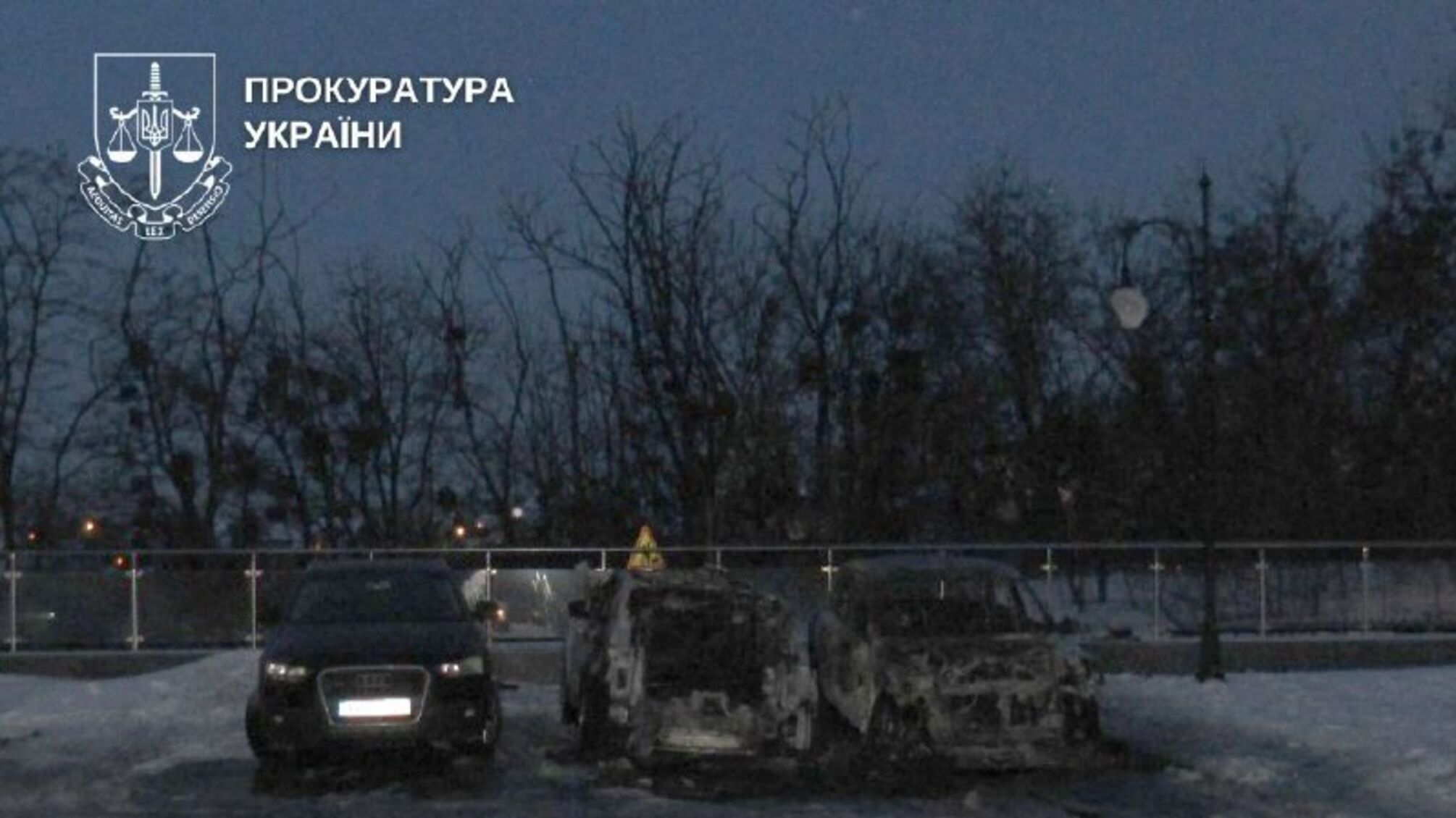 В столице сожгли два внедорожника