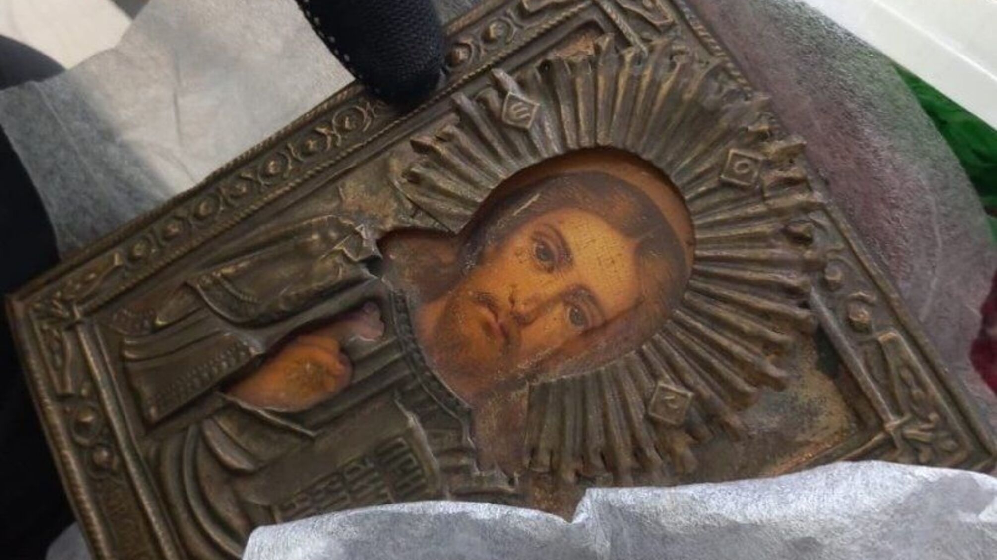 Прикордонники на Буковині викрили спробу вивезення старовинних ікон до Румунії