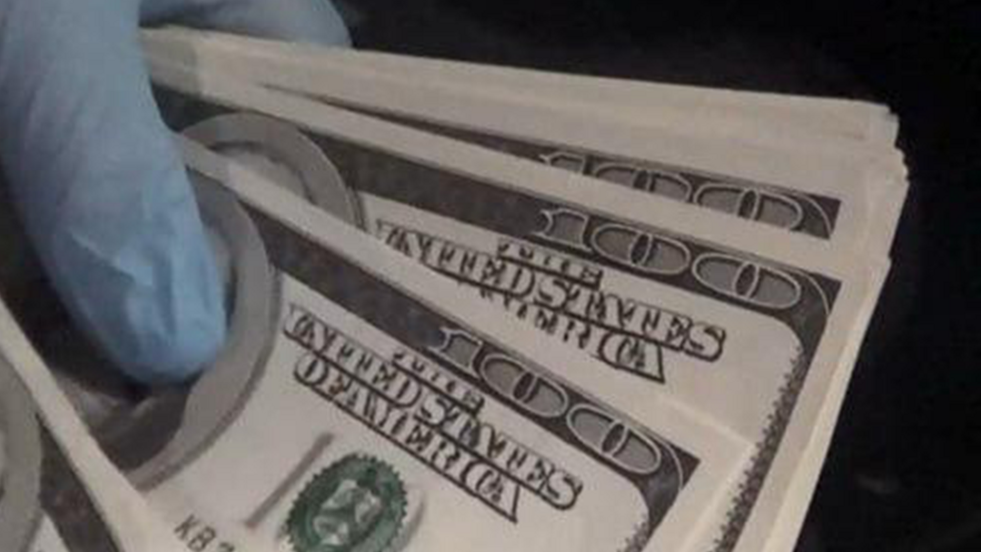 В Одеській області викрили іноземців, які продавали підроблені $100 лише за третину їх вартості