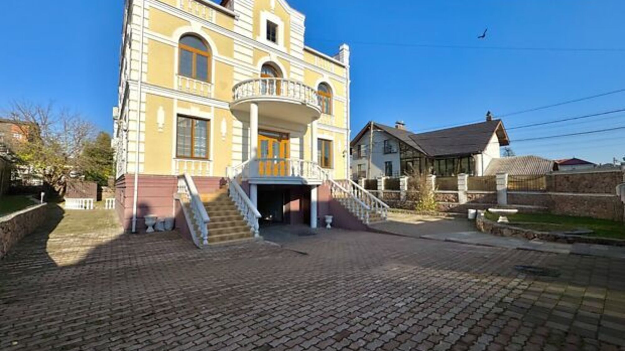 У Києві викрили шахрайський кол-центр у будинку на Замковищі