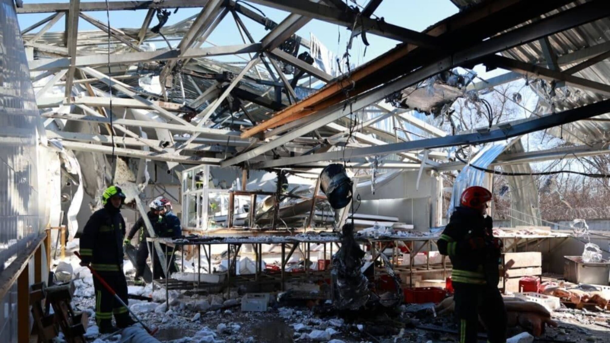 Пожежа і зруйновані приміщення: з’явилися кадри наслідків удару по підприємству у Харкові