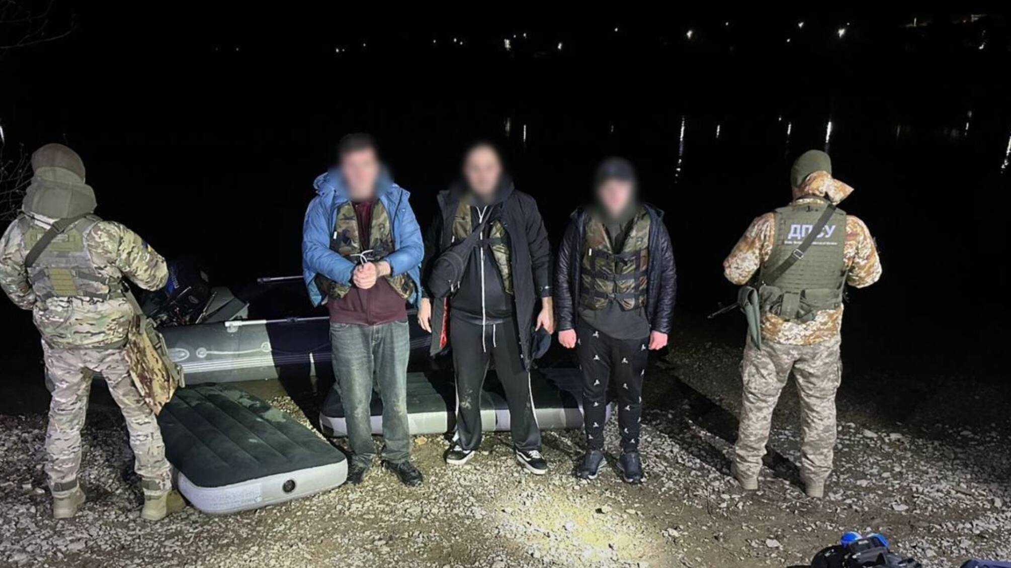 Нічний Дністер та надувні матраци: прикордонники затримали трьох 'мандрівників' до Молдови