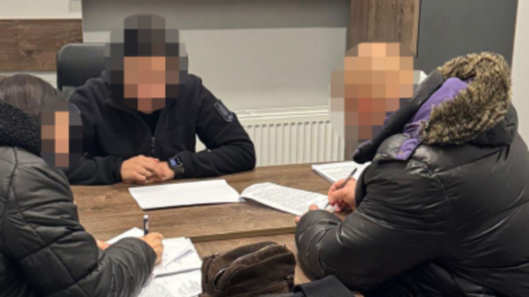 Шахрайство на 300 тисяч: правоохоронець разом зі спільниками обманював пенсіонерів