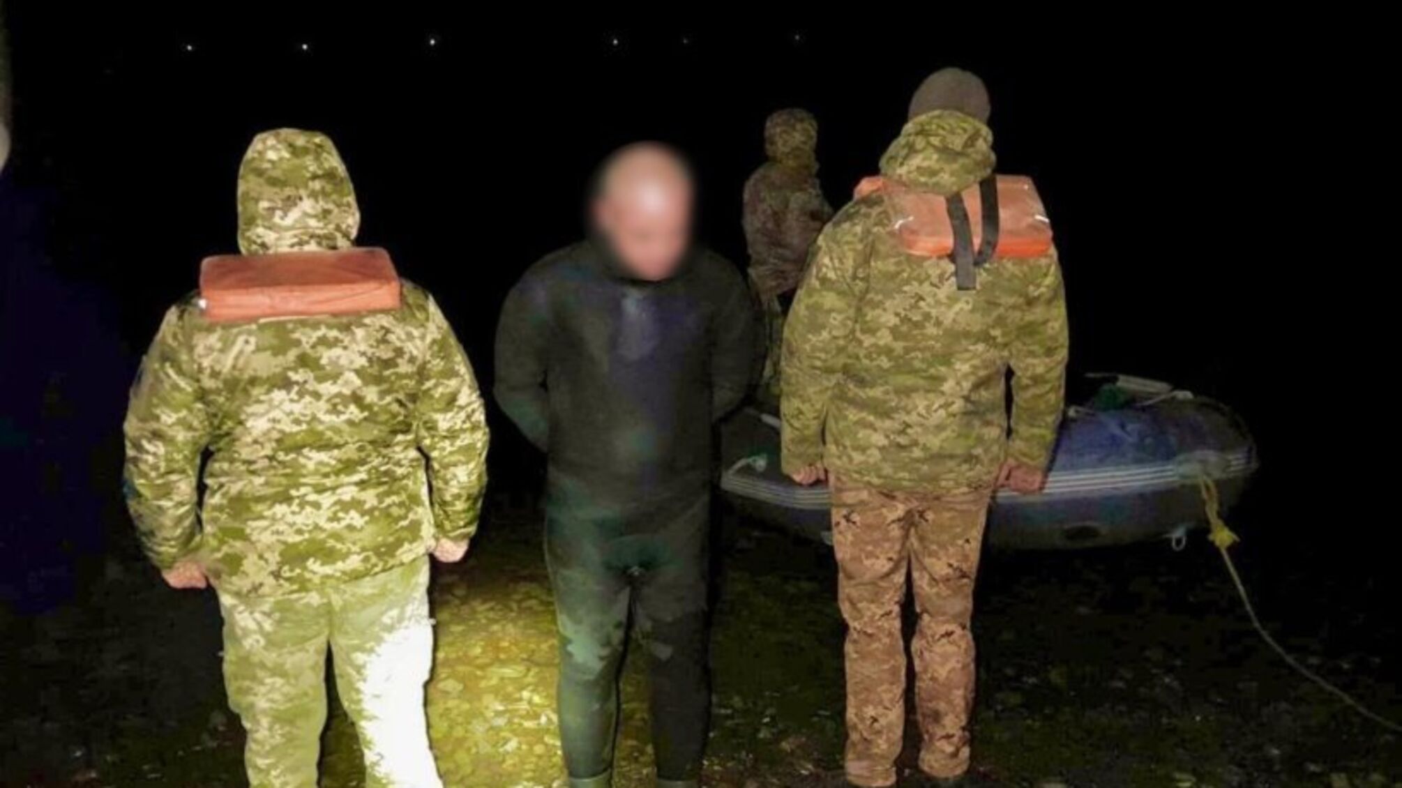 Нічний заплив через Дністер: на Вінниччині прикордонники перехопили чоловіка у гідрокостюмі (відео)