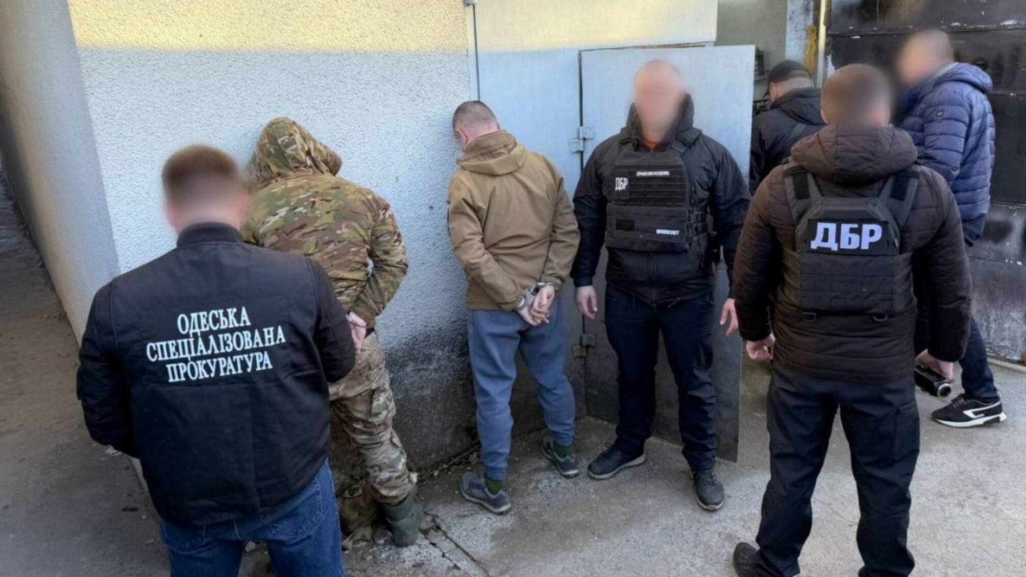 Гранатомети поштою та схрон на СТО: на Одещині викрили військових-зброярів