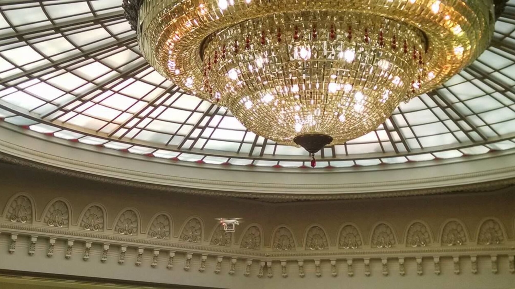 Кольоровий кришталь та вага у 3,5 тони: скільки зараз коштує люстра у сесійній залі Верховної Ради