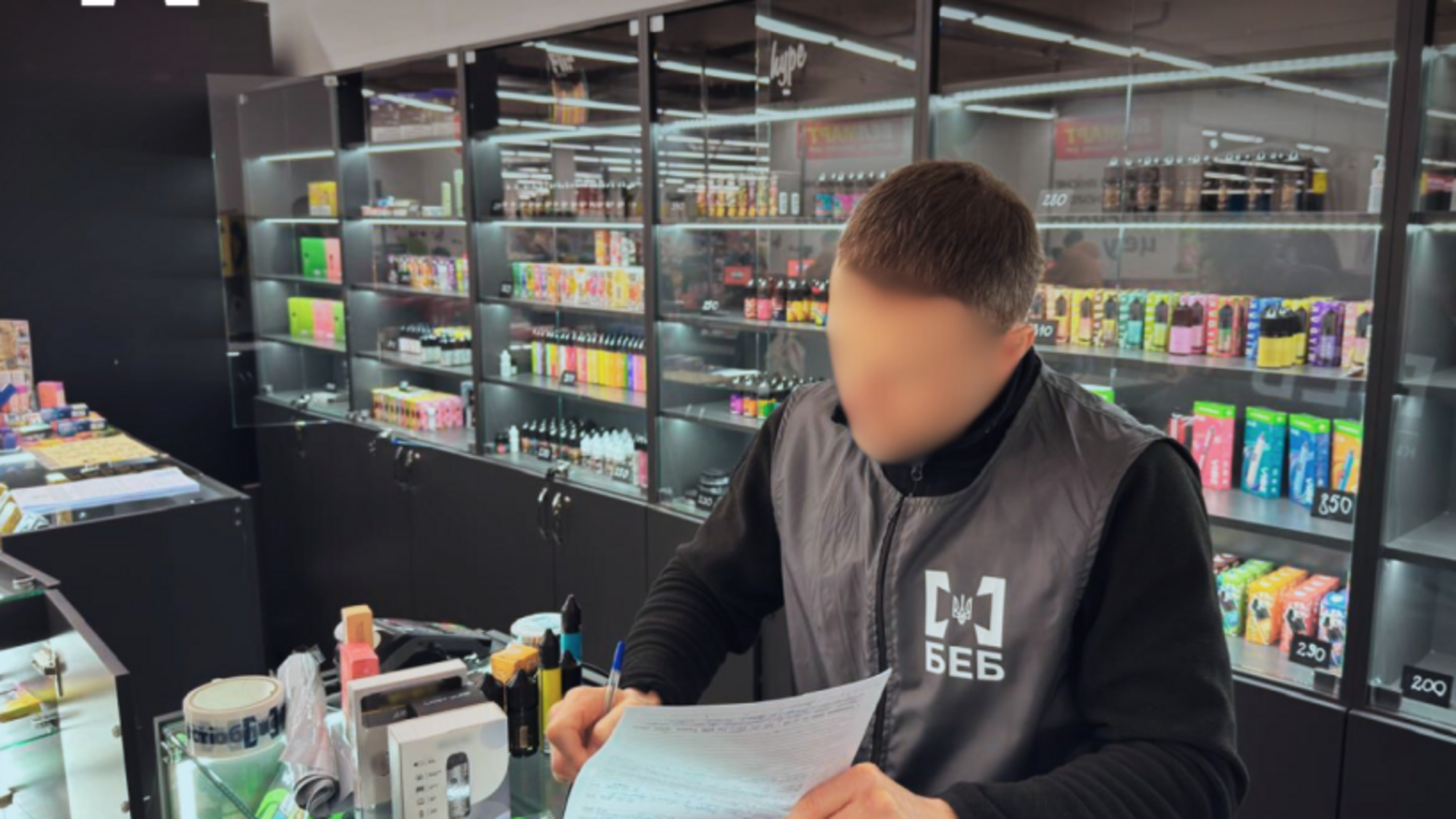 БЕБ на Київщині ліквідувало нелегальну мережу продажу тютюну та електронних сигарет