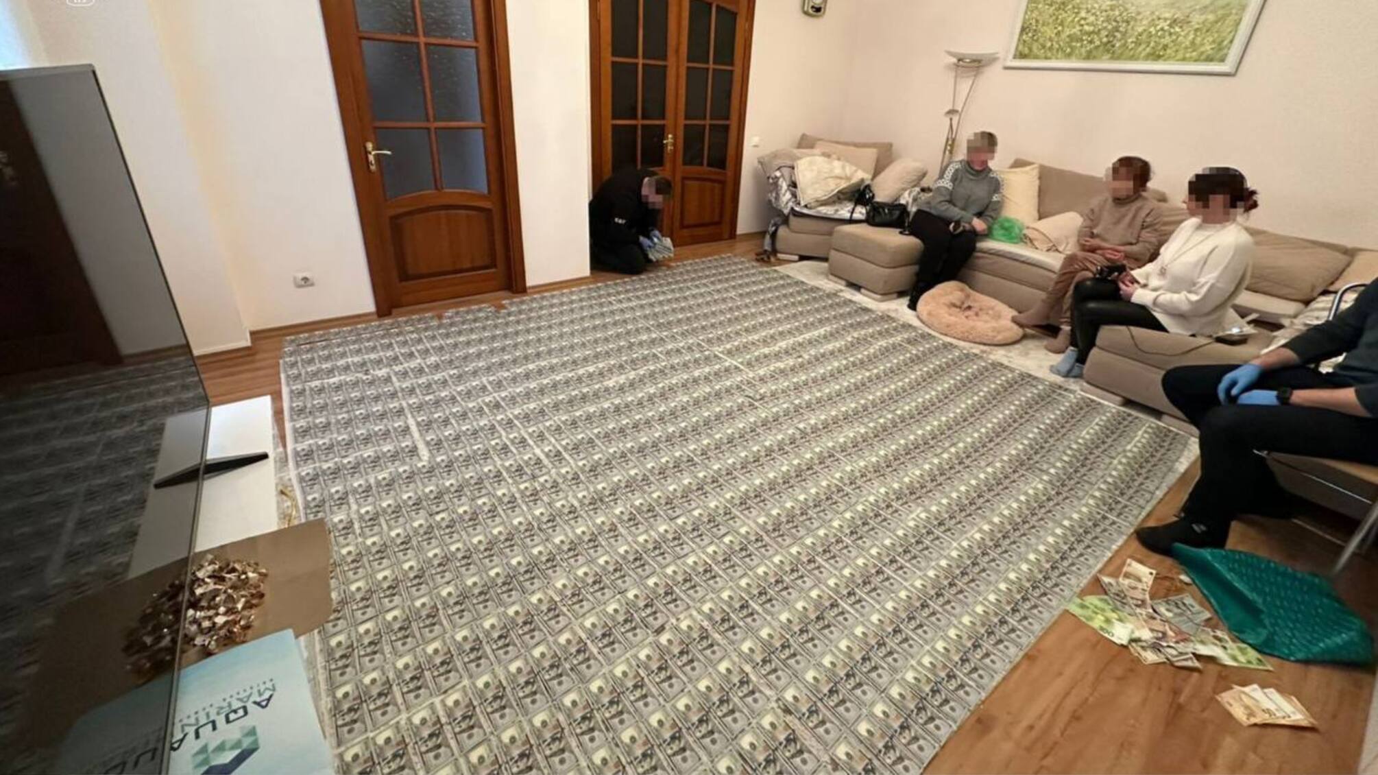 Майже 1 млн грн і сотні тисяч доларів: у Вінниці затримали медиків за підозрою у корупції