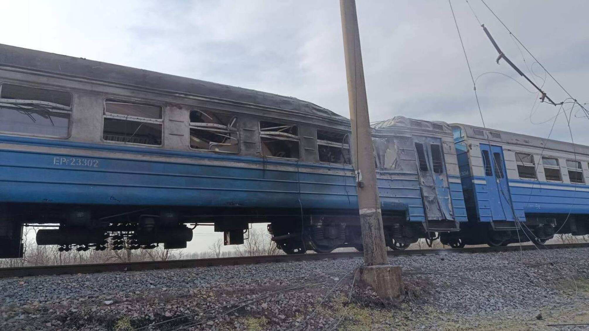 Ворог вдарив по пасажирському потягу на Дніпропетровщині: є жертви