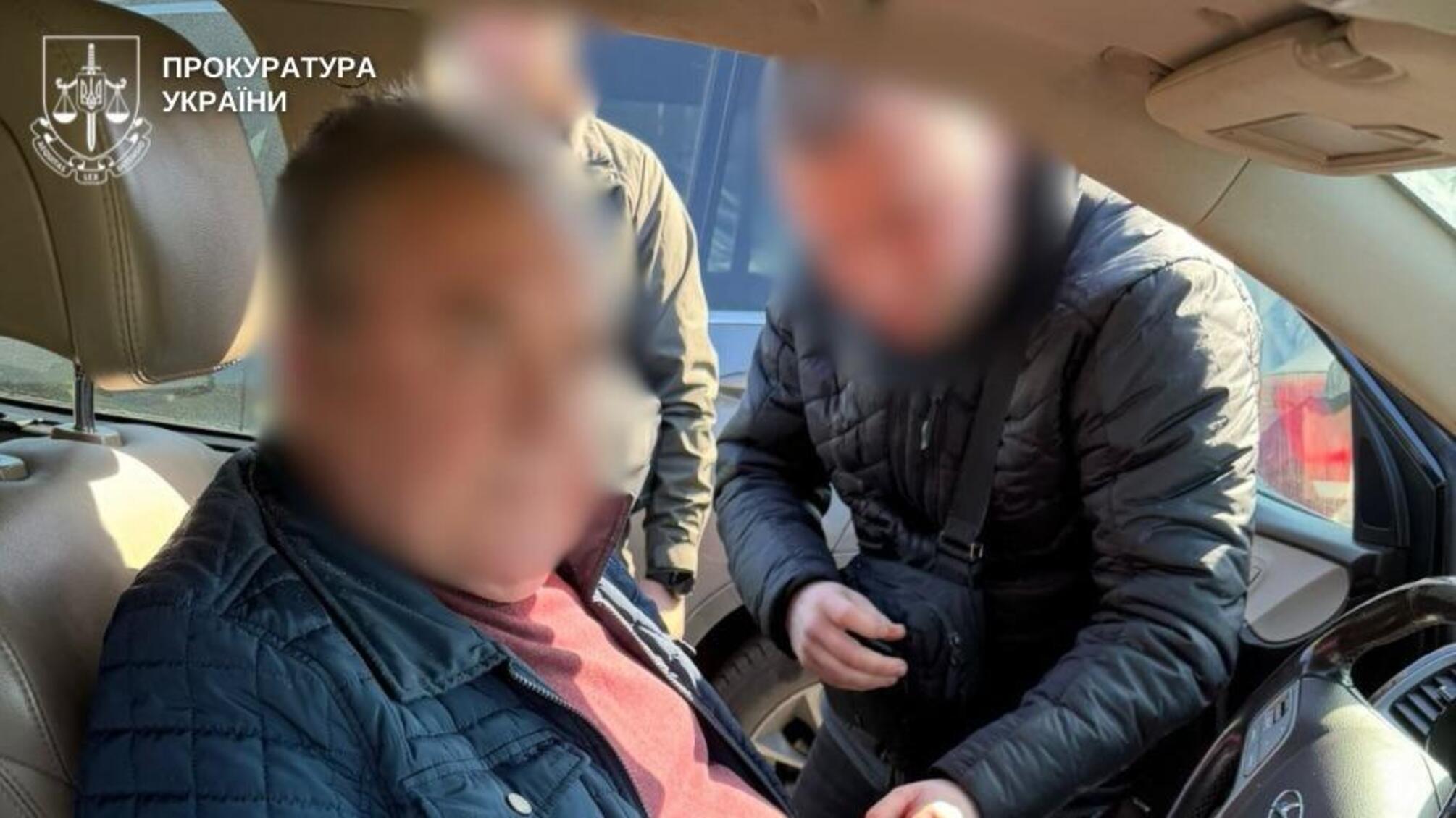 Бронь за гроші: у Києві ексдиректор КП 'продавав' працевлаштування за 17 500 доларів