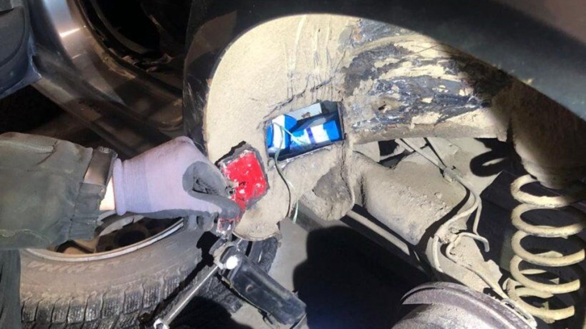 Укрытие в колесах не спасло: на границе разоблачили попытку вывоза сигарет без акциза