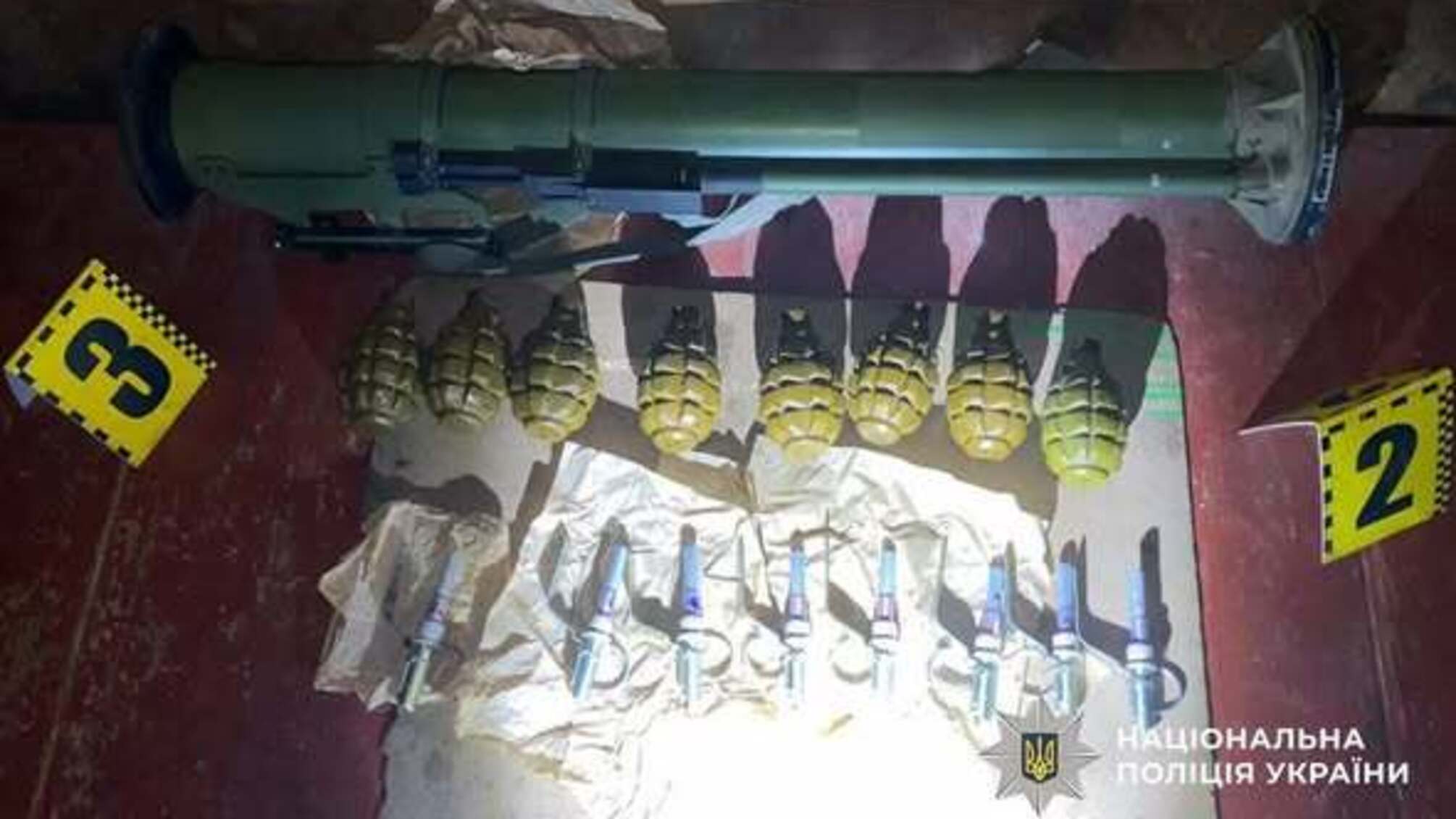 Зброя в багажнику: біля Хмельницького затримали чоловіка з гранатами та гранатометом