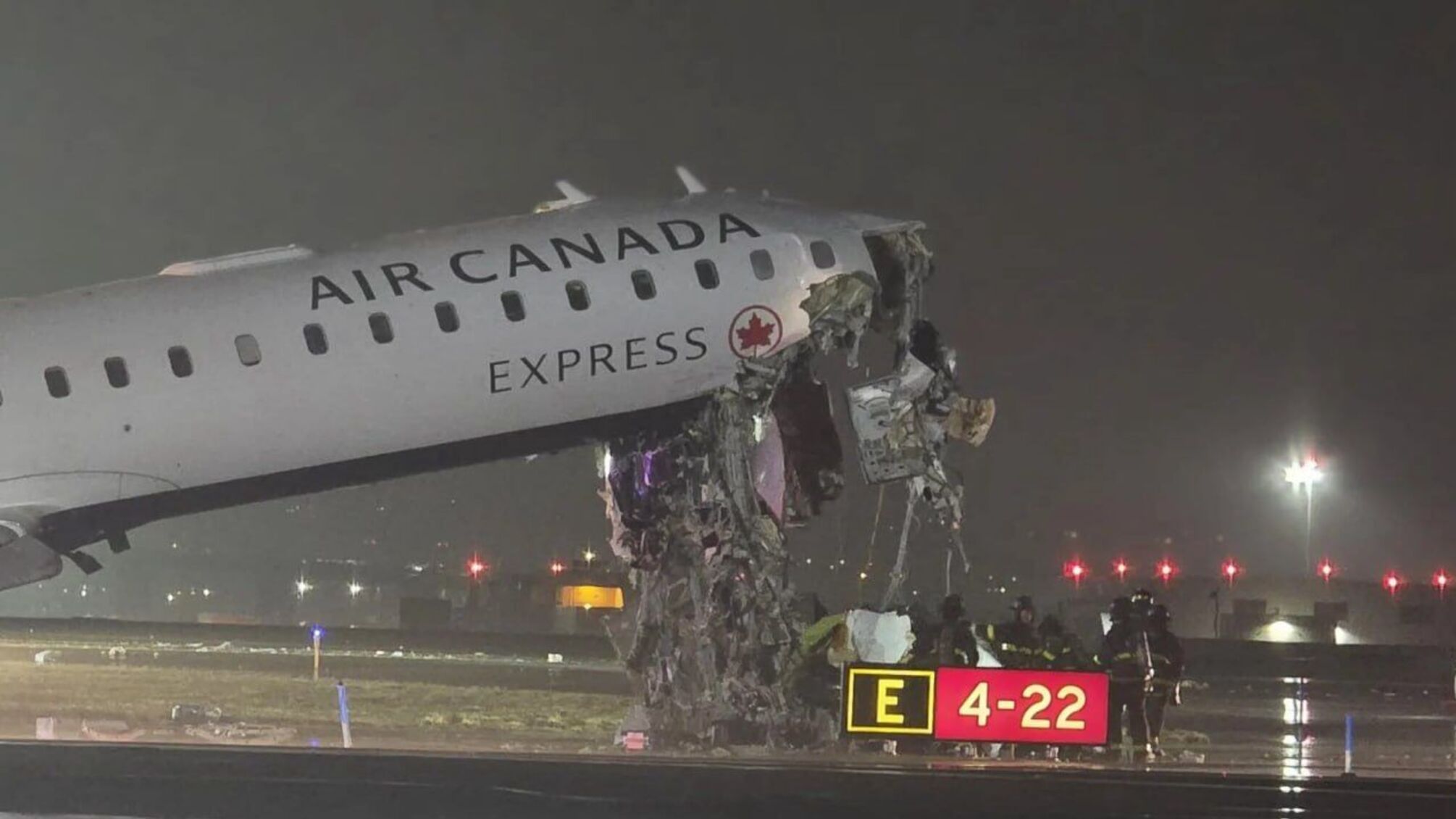 Літак Air Canada Express зіткнувся з пожежним траком у Ла-Гуардия: загинули пілоти