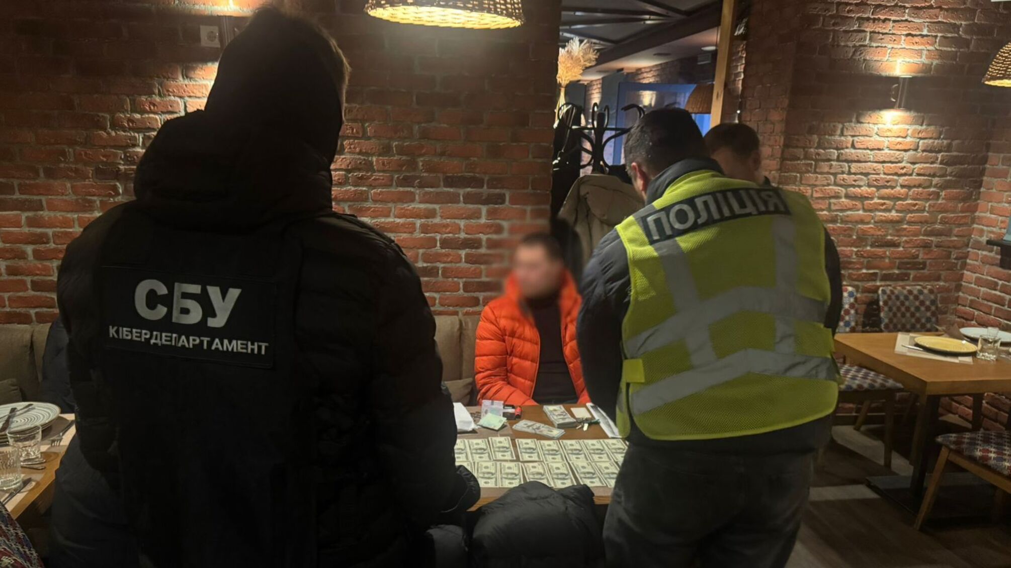Виїзд за кордон за $32 тисячі: у Києві викрили незаконну схему