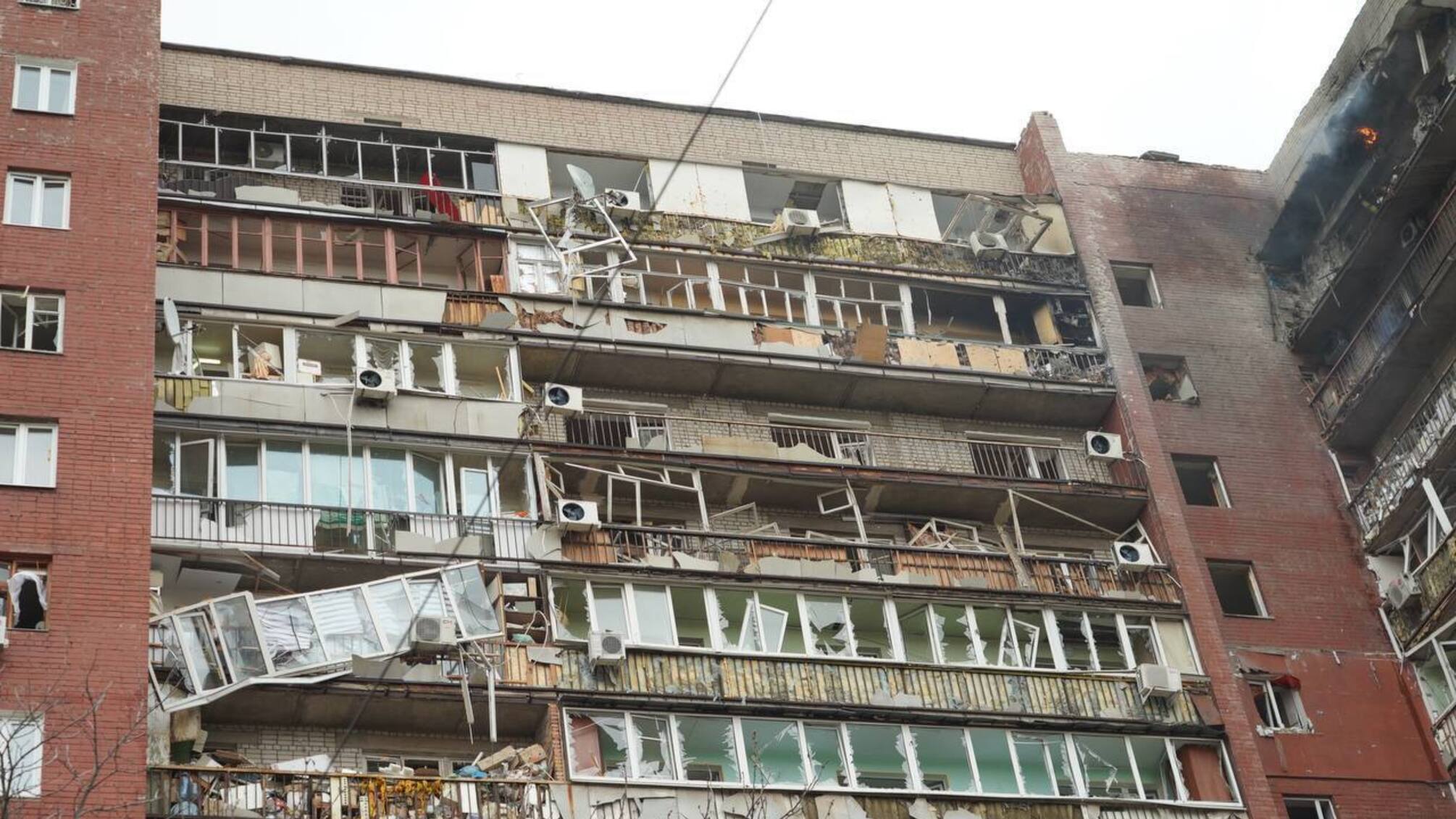 Троє поранених і пожежа: у Дніпрі дрон влучив у 14-поверховий будинок (оновлено)